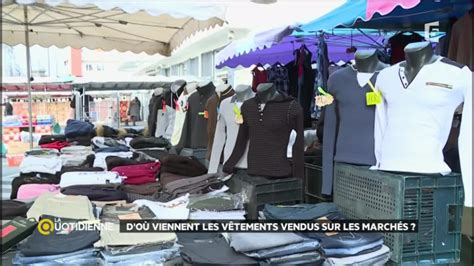 vendeur ancien de vetements sur les marches